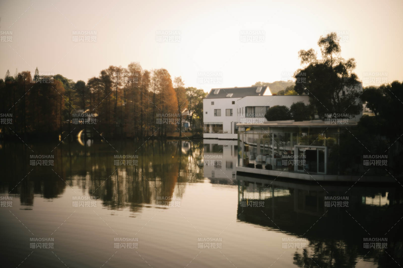 湖畔静谧晨光图片