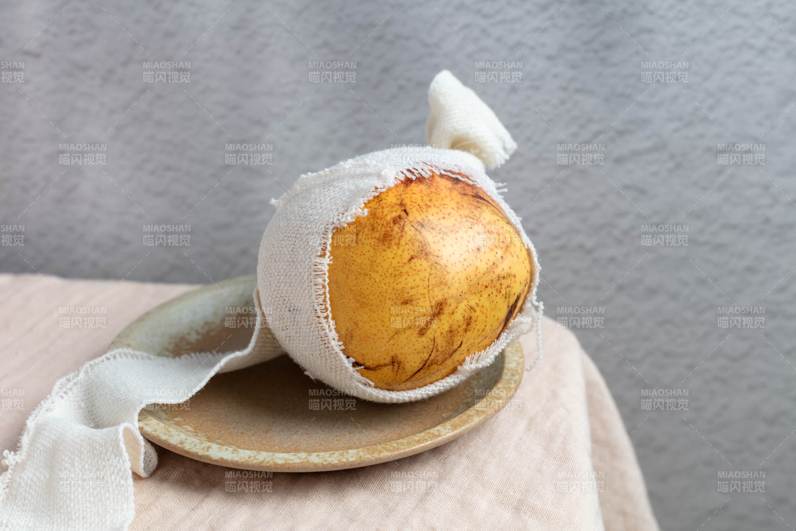 纱布包梨子静物图片