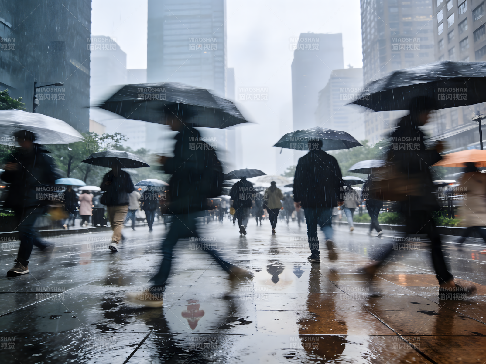 雨中行人匆匆图片
