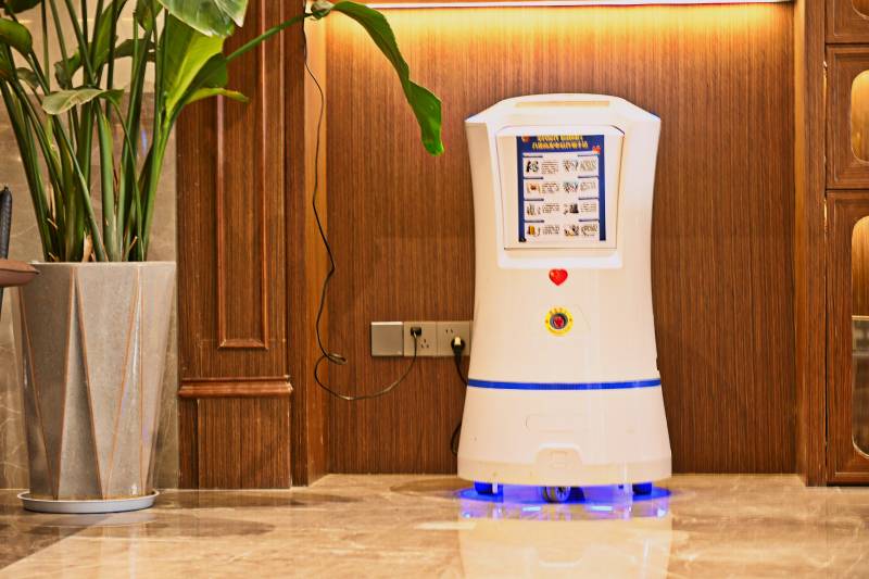 宾馆大堂等待送外卖的机器人图片