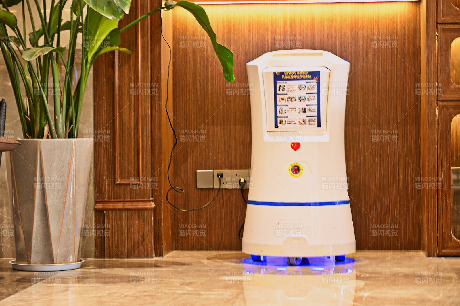 宾馆大堂等待送外卖的机器人图片