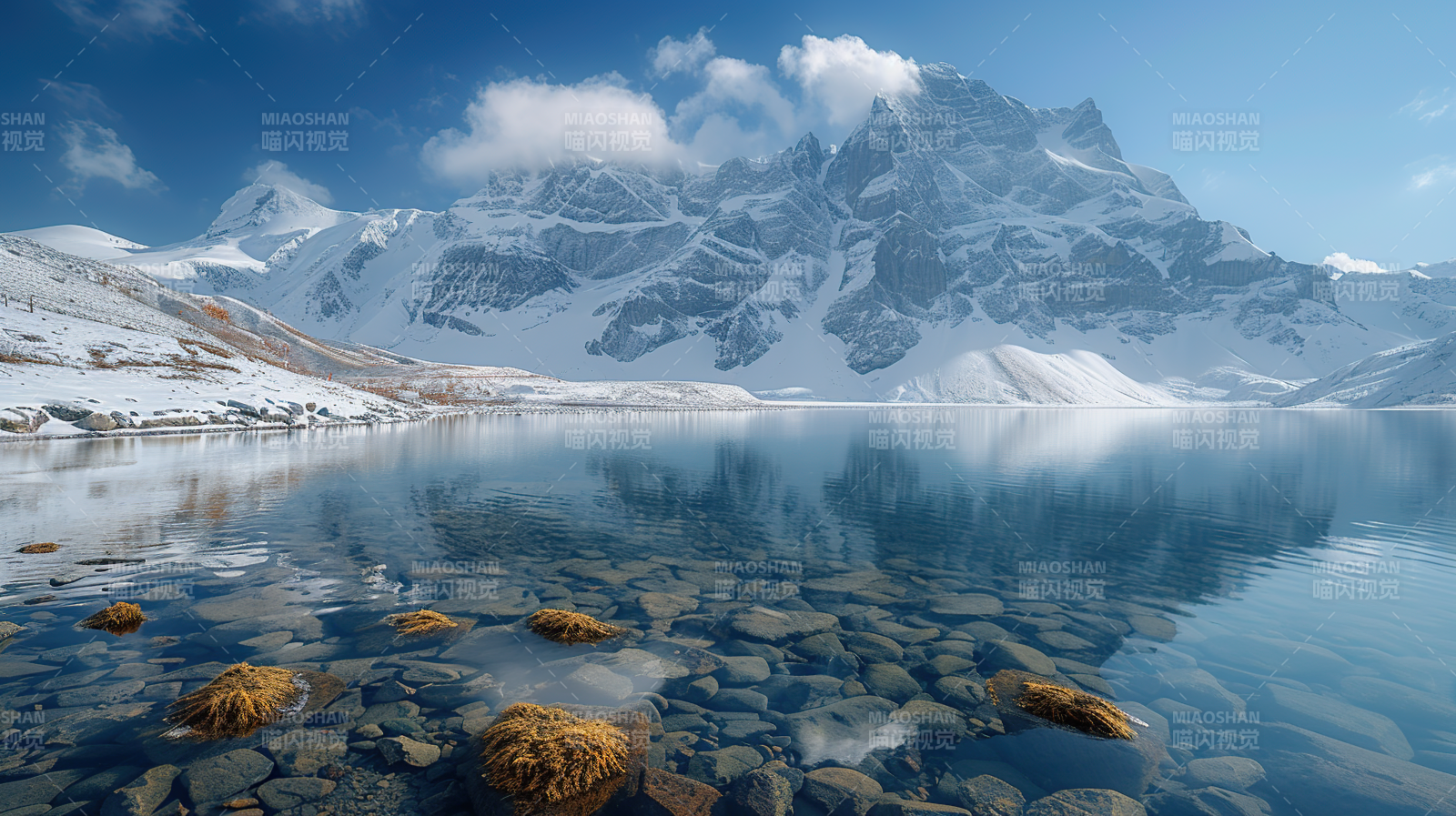 雪山倒影湖中图片