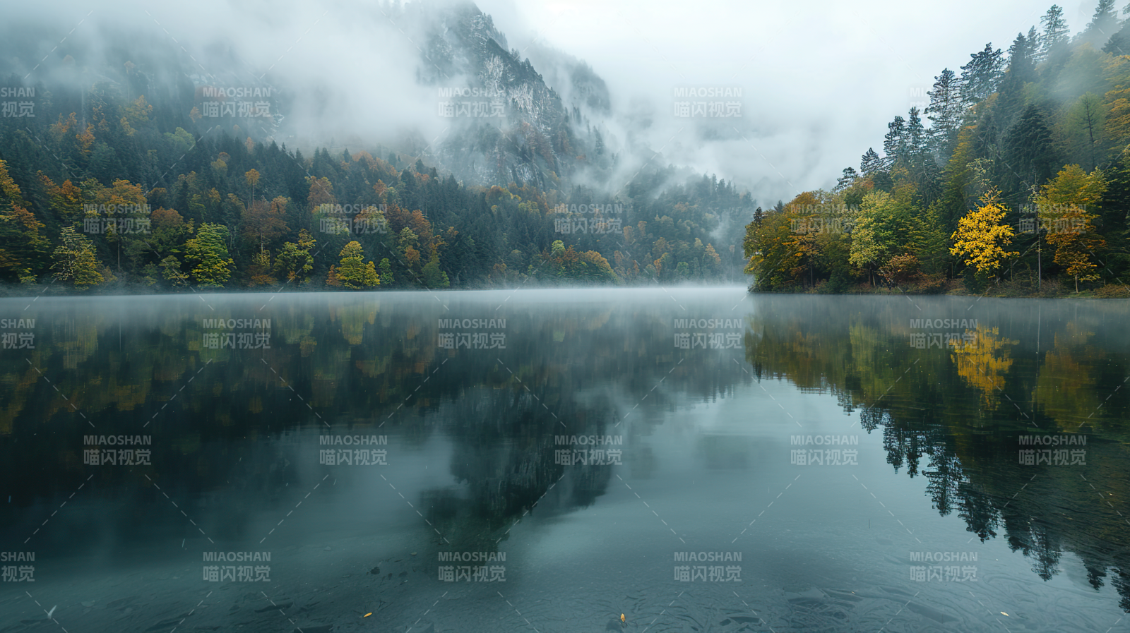 雾锁秋湖镜图片