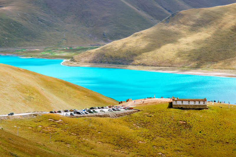 西藏羊湖碧湖山景如画图片