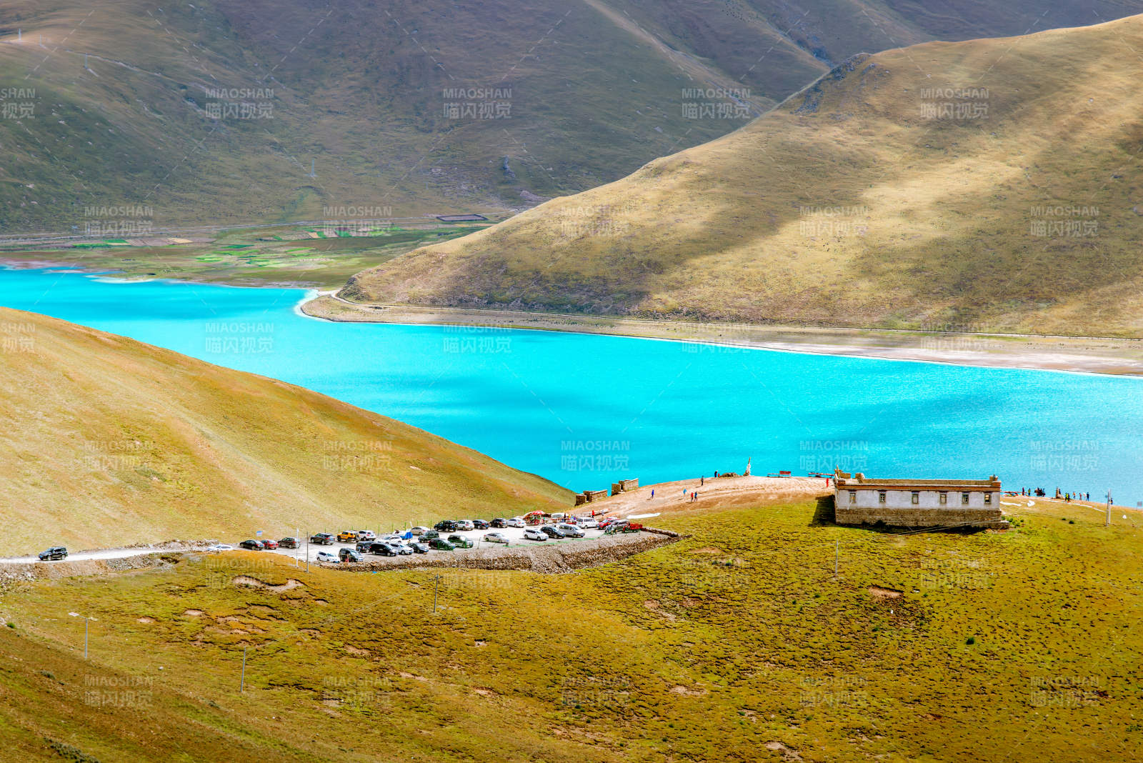 西藏羊湖碧湖山景如画图片