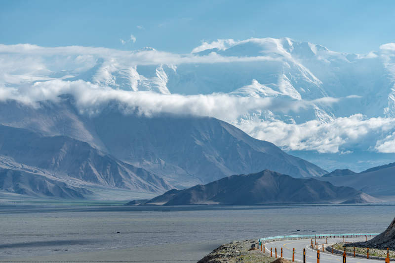 南疆雪山湖畔风光图片