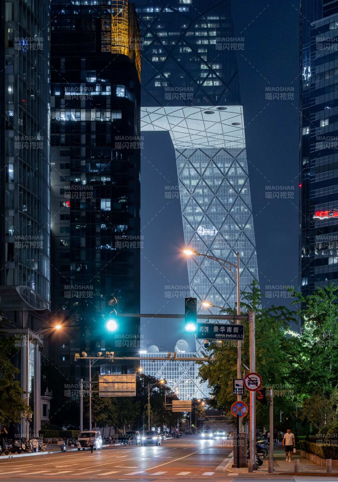 夜幕下的北京城市天际线图片