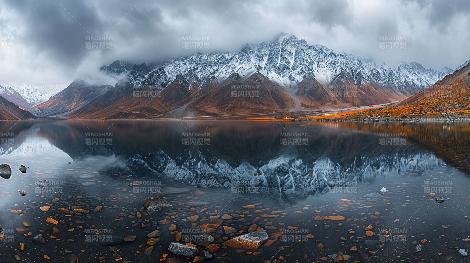 雪山倒影湖光图片