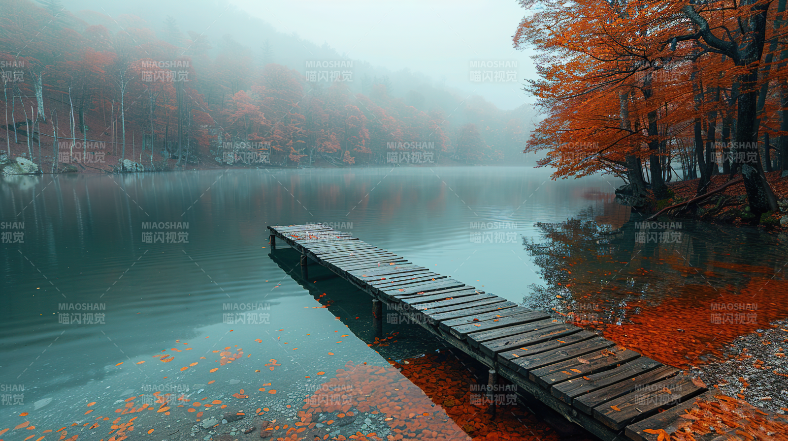 秋雾湖畔栈道图片