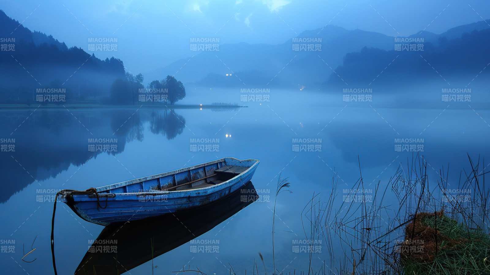雾湖孤舟图片
