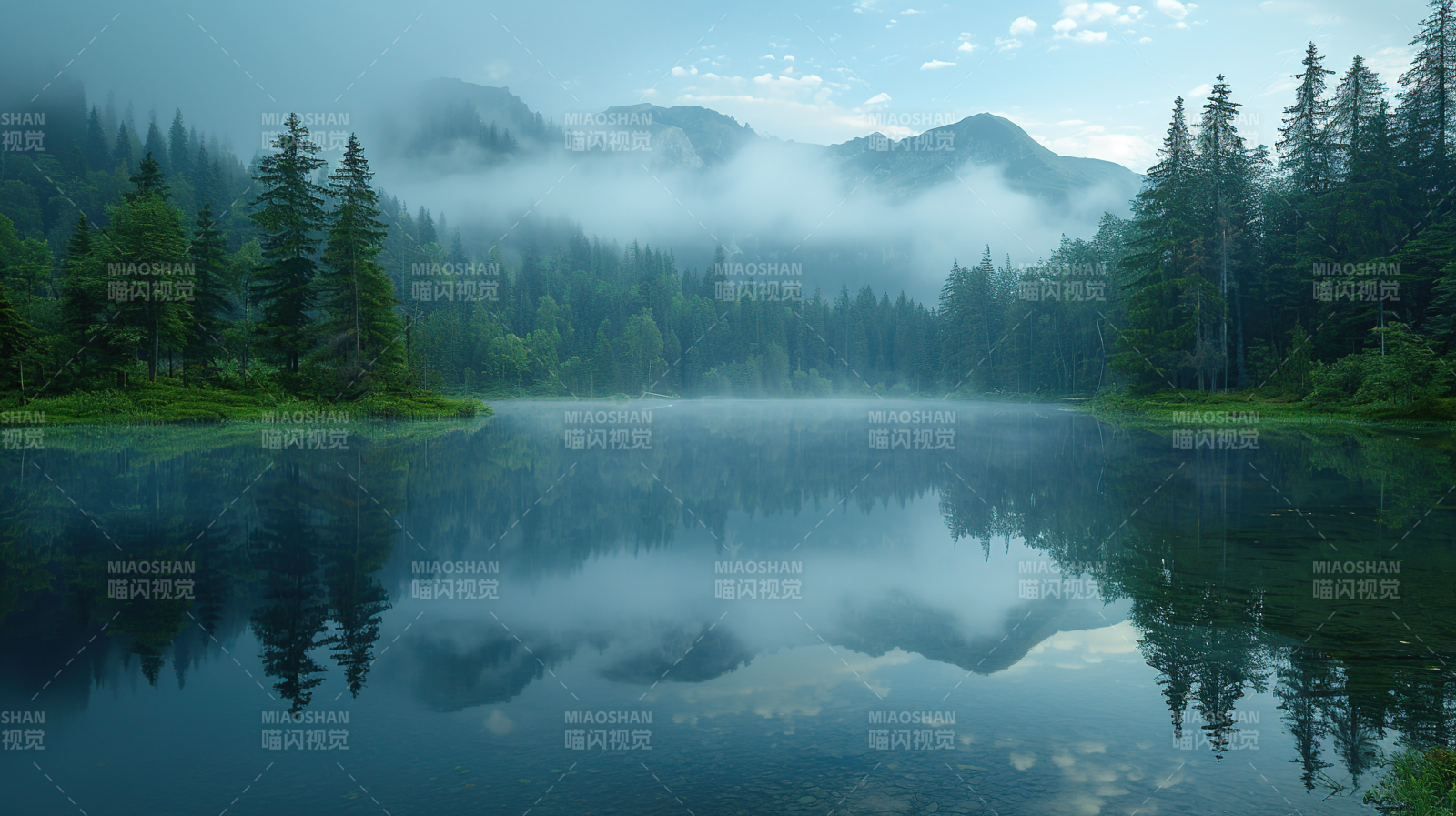 雾锁湖山静谧景图片