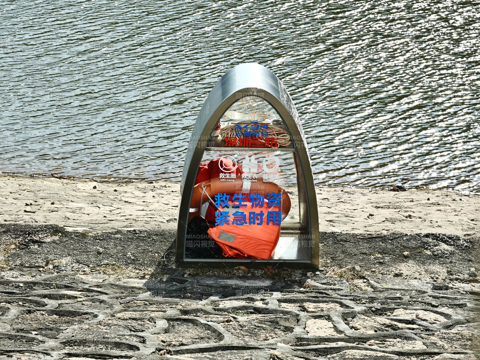 湖边应急设备救生圈警示牌图片