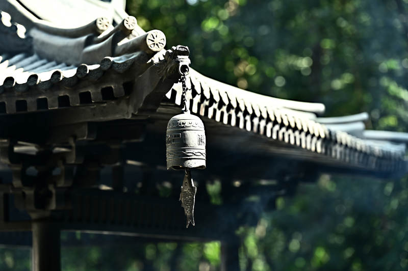 深圳般若禅寺檐角下的青铜铃铛图片