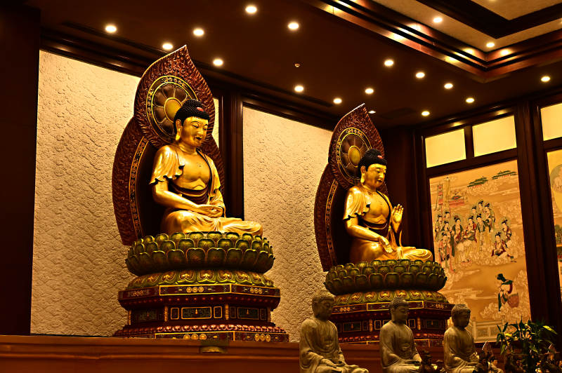 深圳般若禅寺金碧辉煌的佛像图片