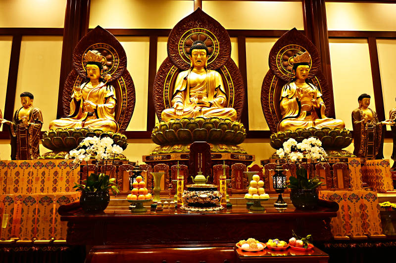 深圳般若禅寺金碧辉煌的佛像图片