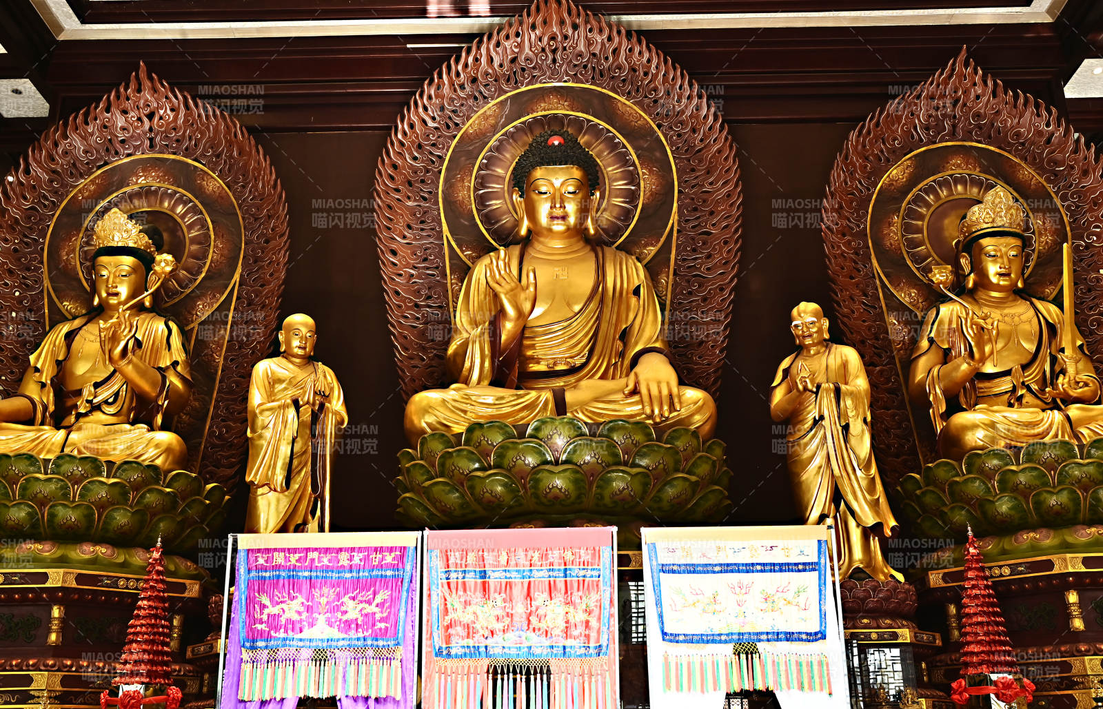 深圳般若禅寺庄严的金身佛像图片