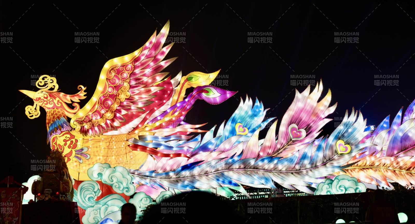 彩灯凤凰展翅图片