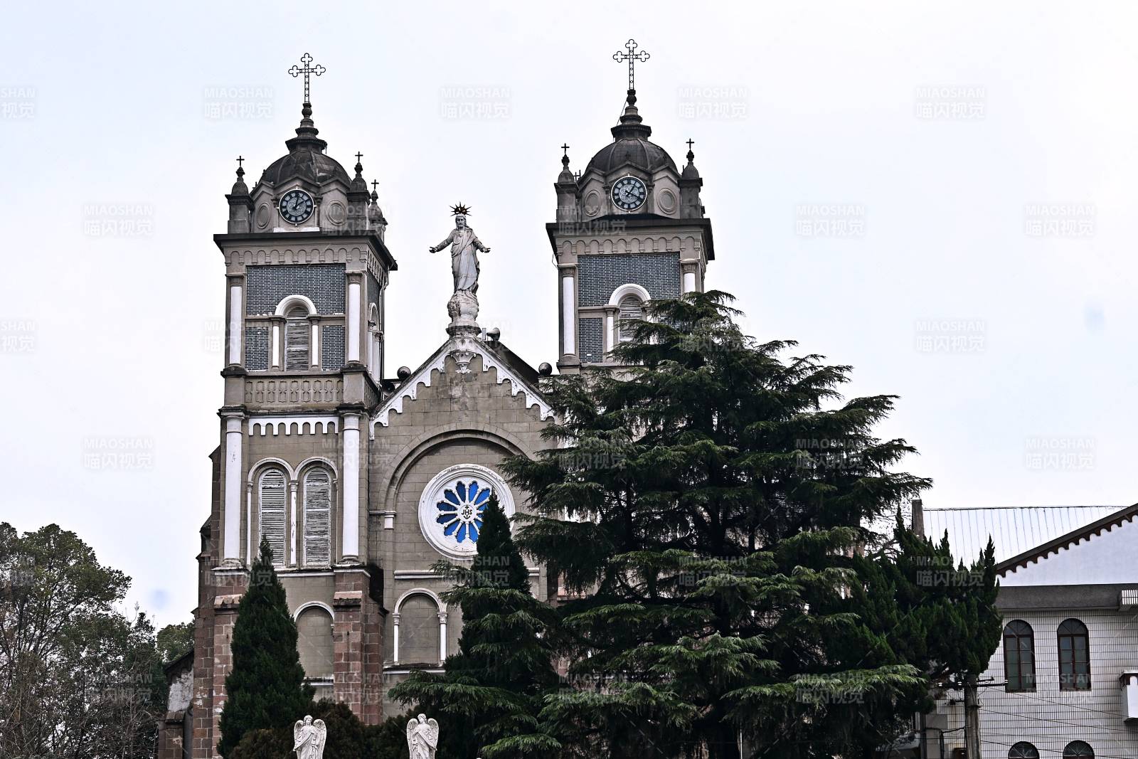 安徽芜湖老教堂双塔耸立图片
