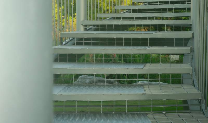 金属楼梯与绿植图片