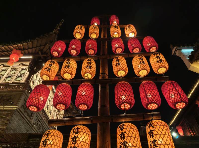 马年新春古镇灯会祈福灯笼图片