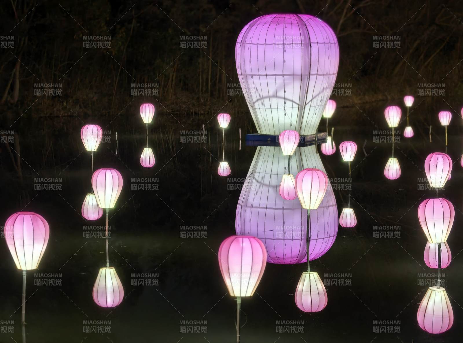 户外灯会粉色郁金香艺术灯笼群图片