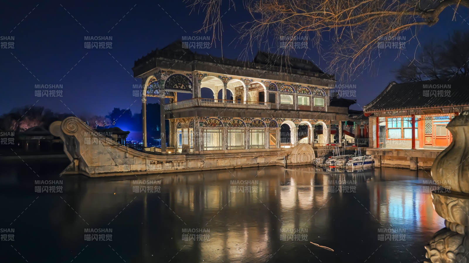 颐和园石坊夜色灯火映水图片