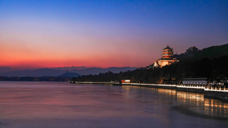 颐和园湖畔夕照下的佛香阁图片