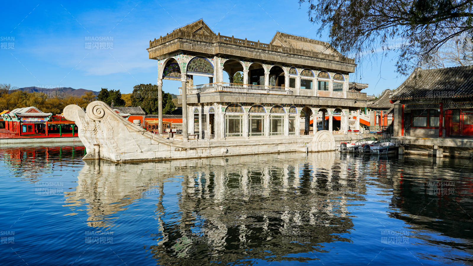颐和园石舫静水映图片