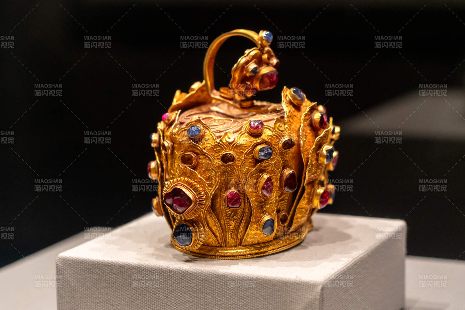 云南省博物馆藏明代金镶红蓝宝金镶宝石茶壶图片