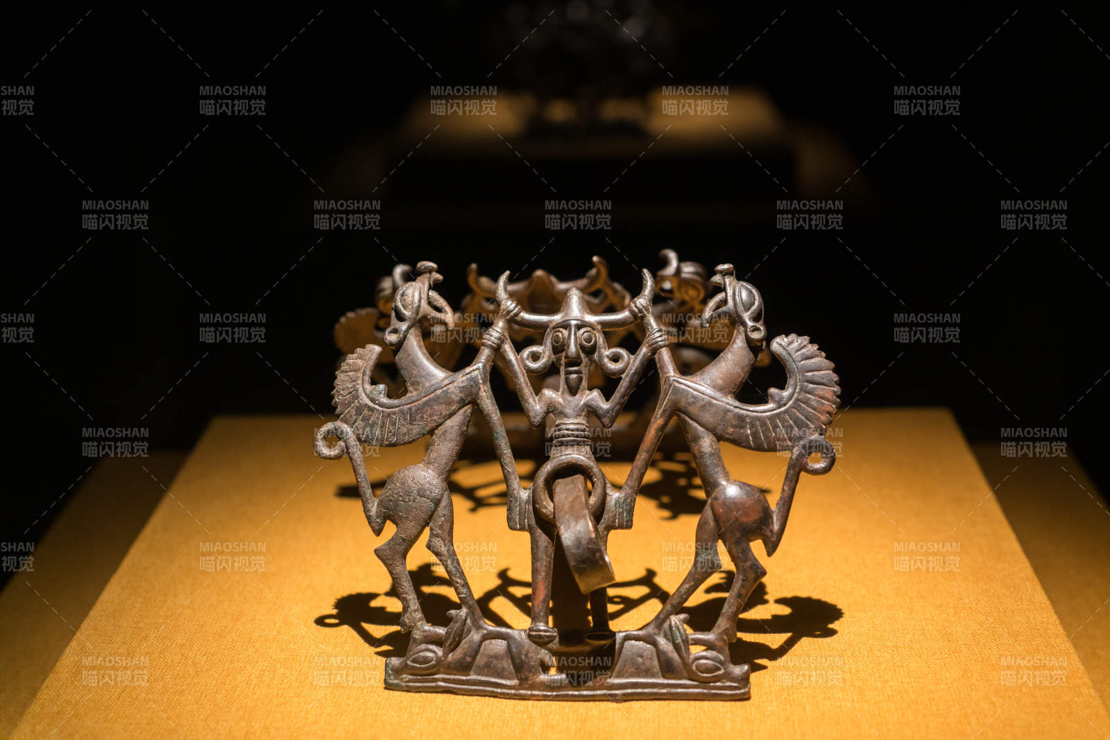 古伊朗古波斯文物异兽形青铜马青铜神兽雕塑图片