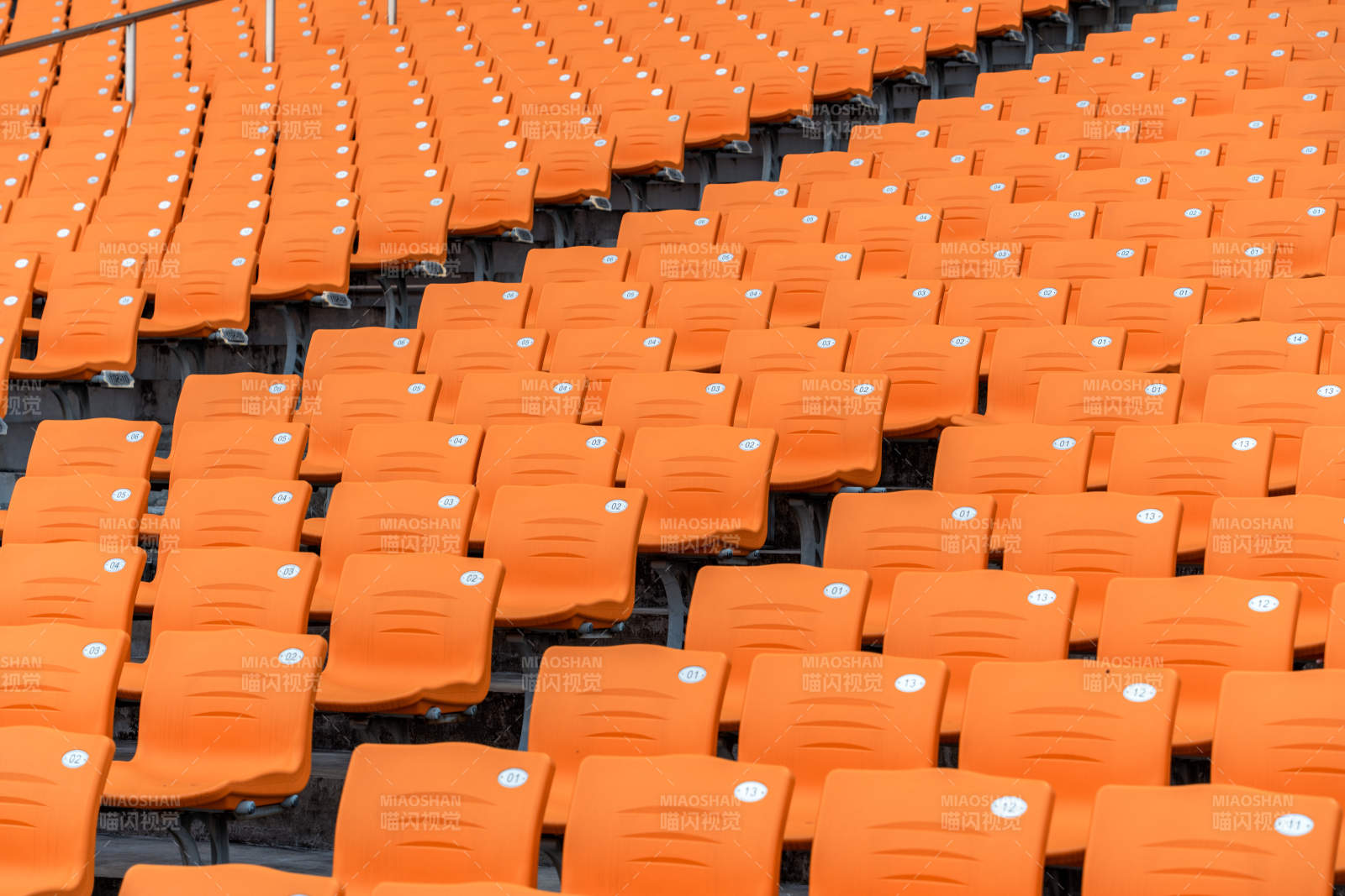 橙色座椅整齐排列图片