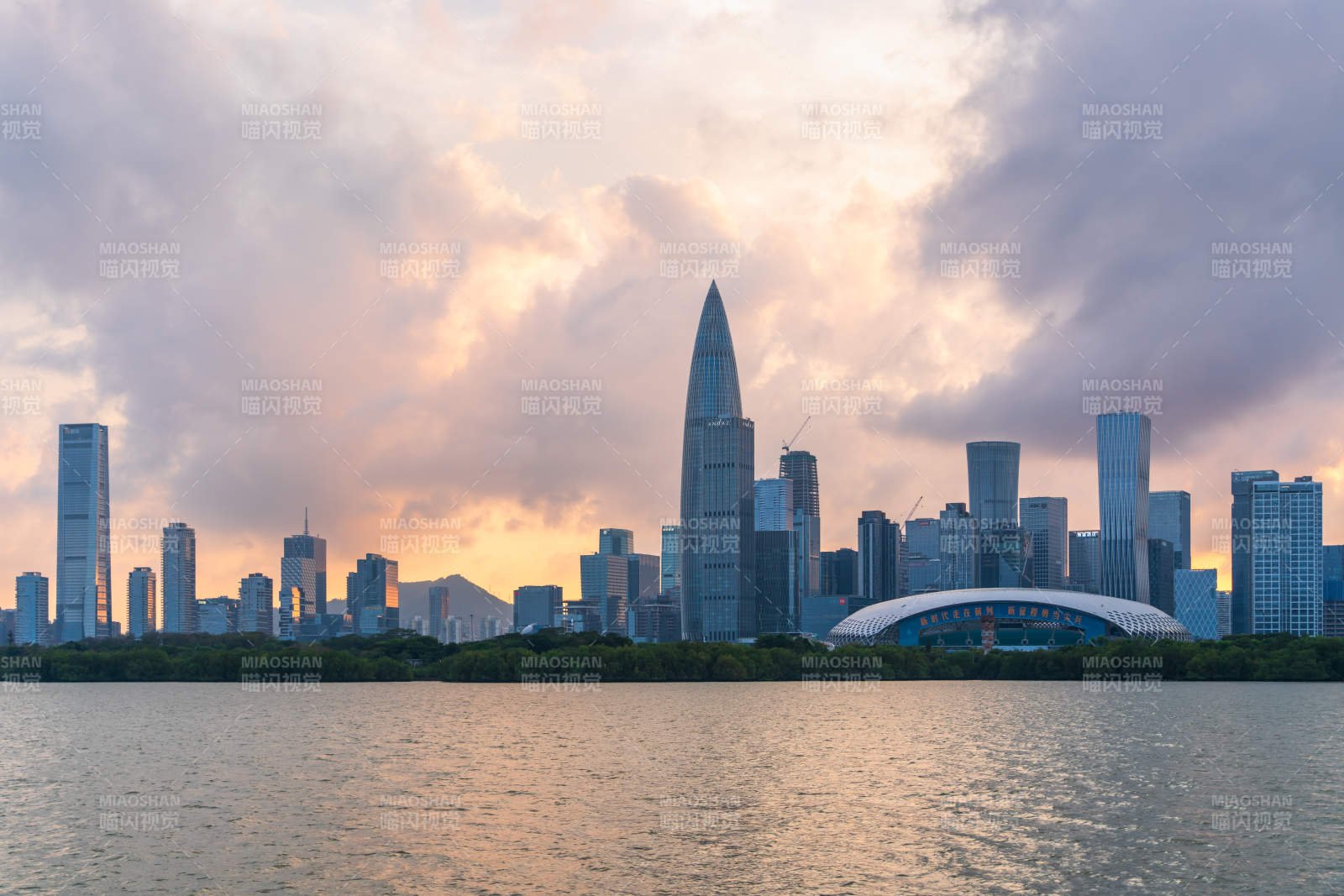 深圳湾黄昏春笋大厦与春茧体城市天际线日落图片
