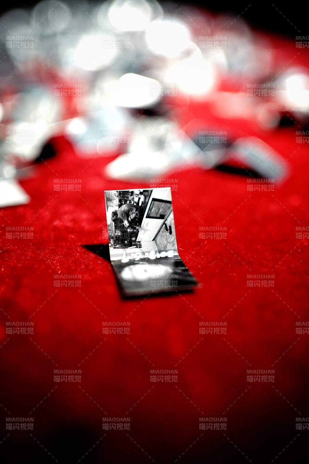 红毯上的黑白记忆图片