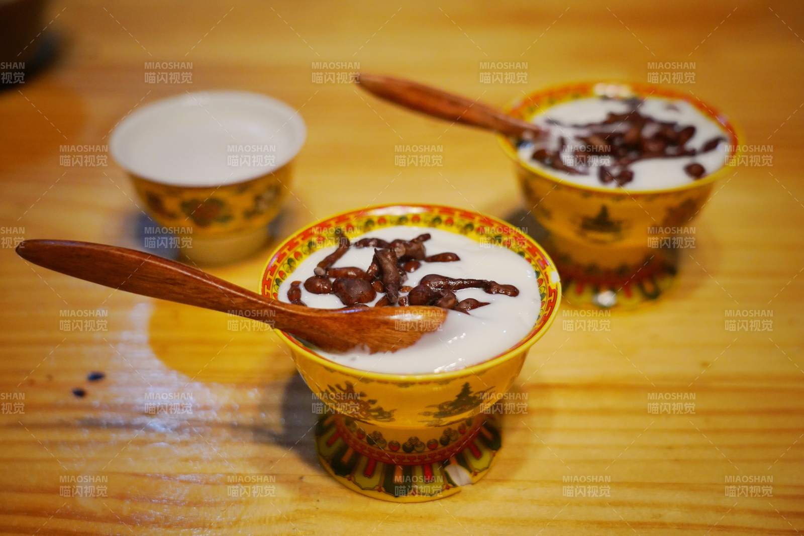 成都甜品碗中盛巧克力图片