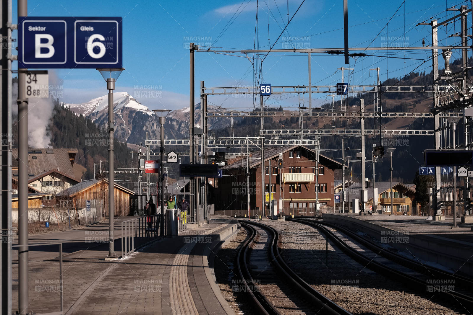 瑞士雪山下的火车站图片