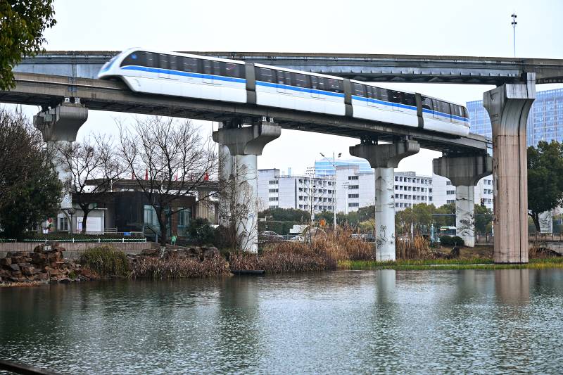 安徽芜湖镜湖上轻轨车穿湖而过图片