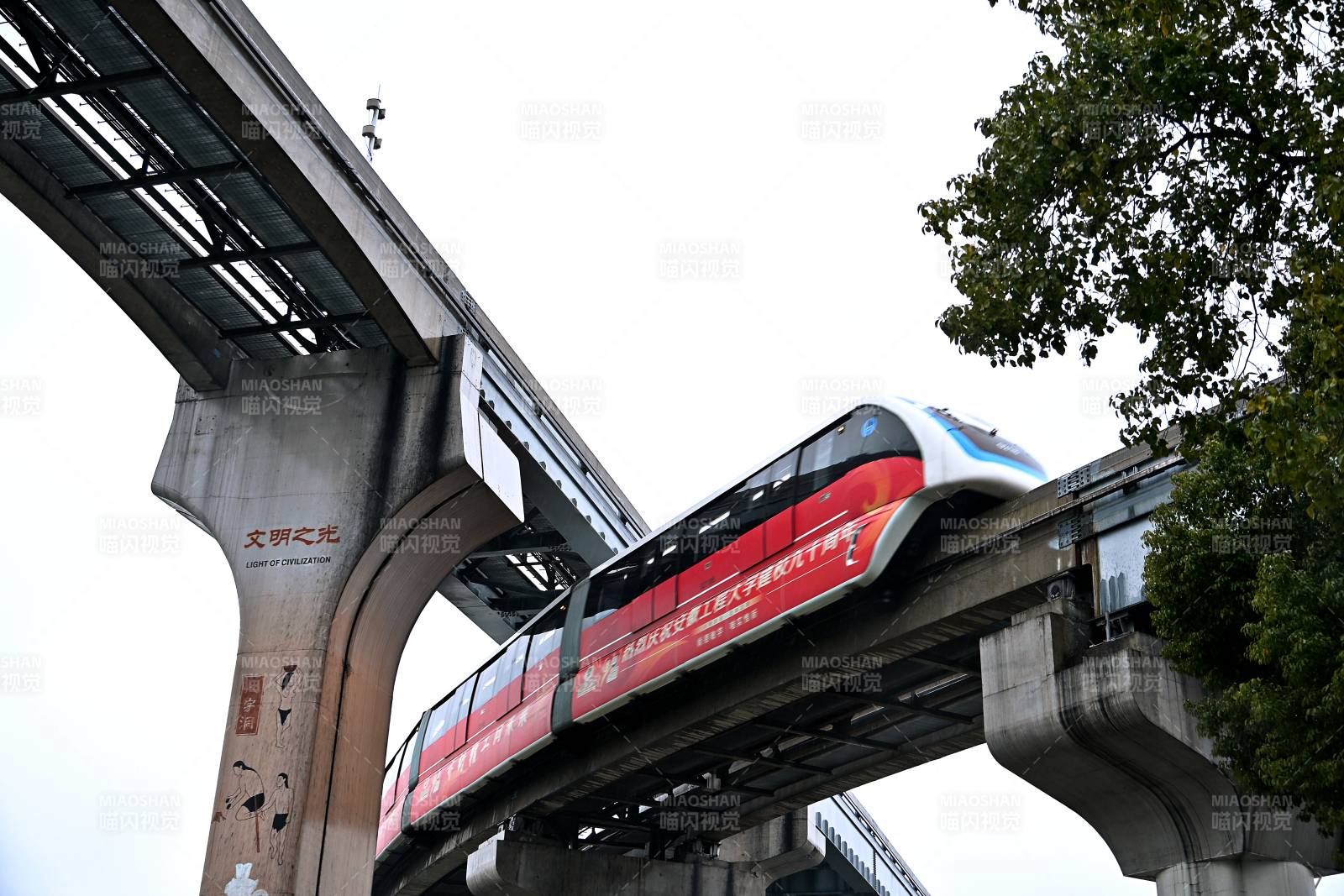 安徽芜湖两轨道交汇处行驶的轻轨车图片