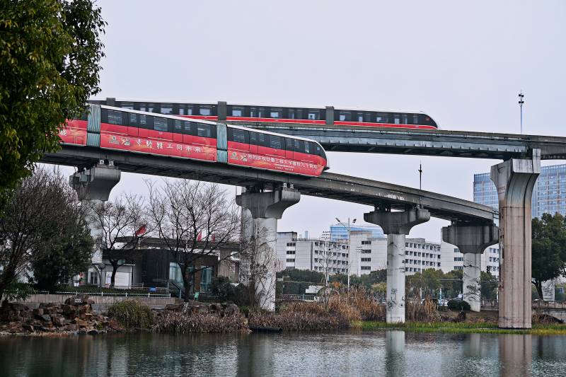 安徽芜湖镜湖上的轻轨列车跨湖而过图片