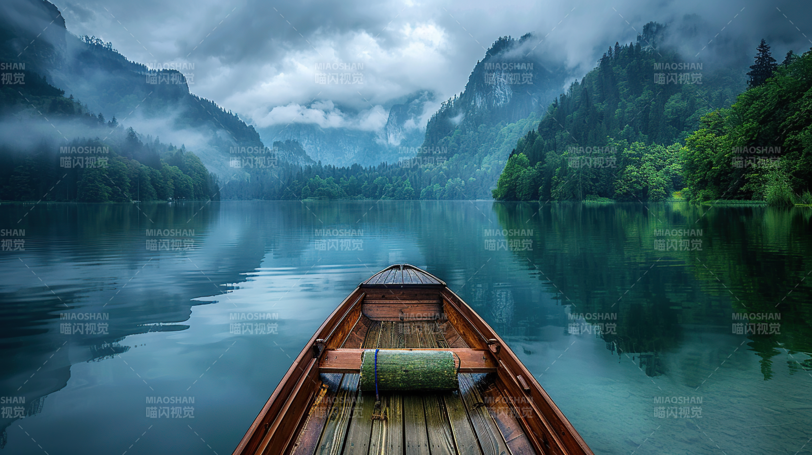 雾湖独舟图片