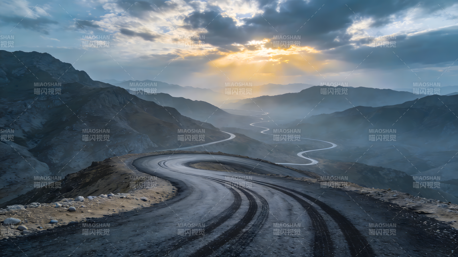 山路蜿蜒入云间图片