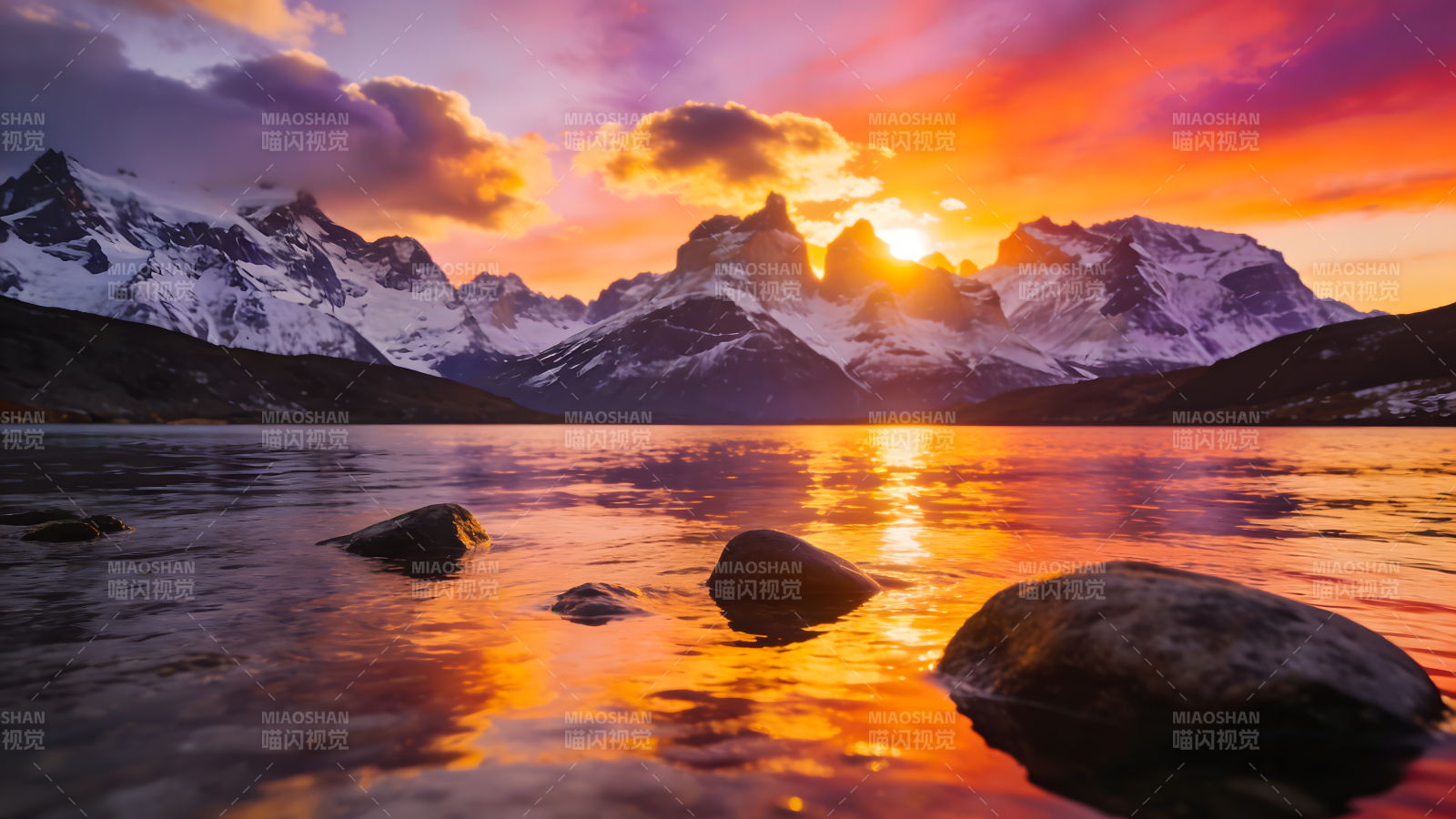 雪山日落倒影湖图片