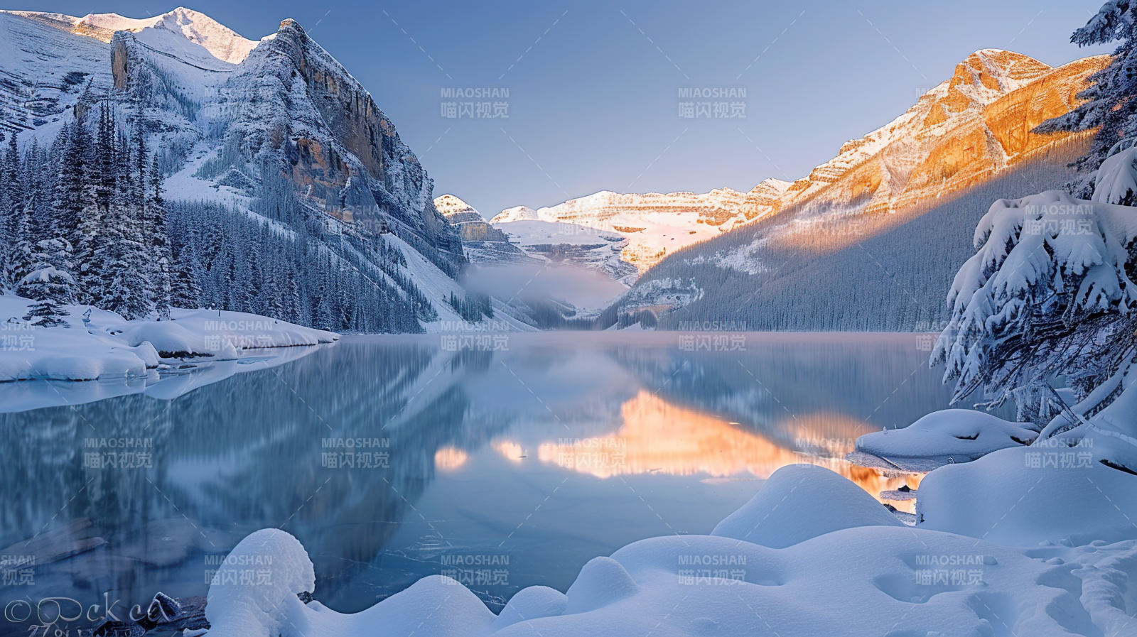 雪湖晨光图片
