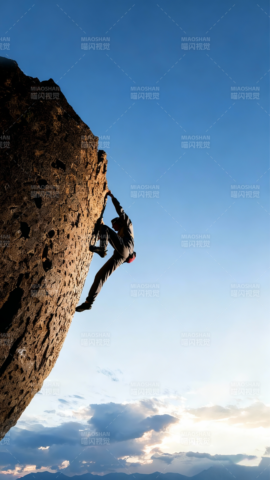 攀岩者挑战极限图片