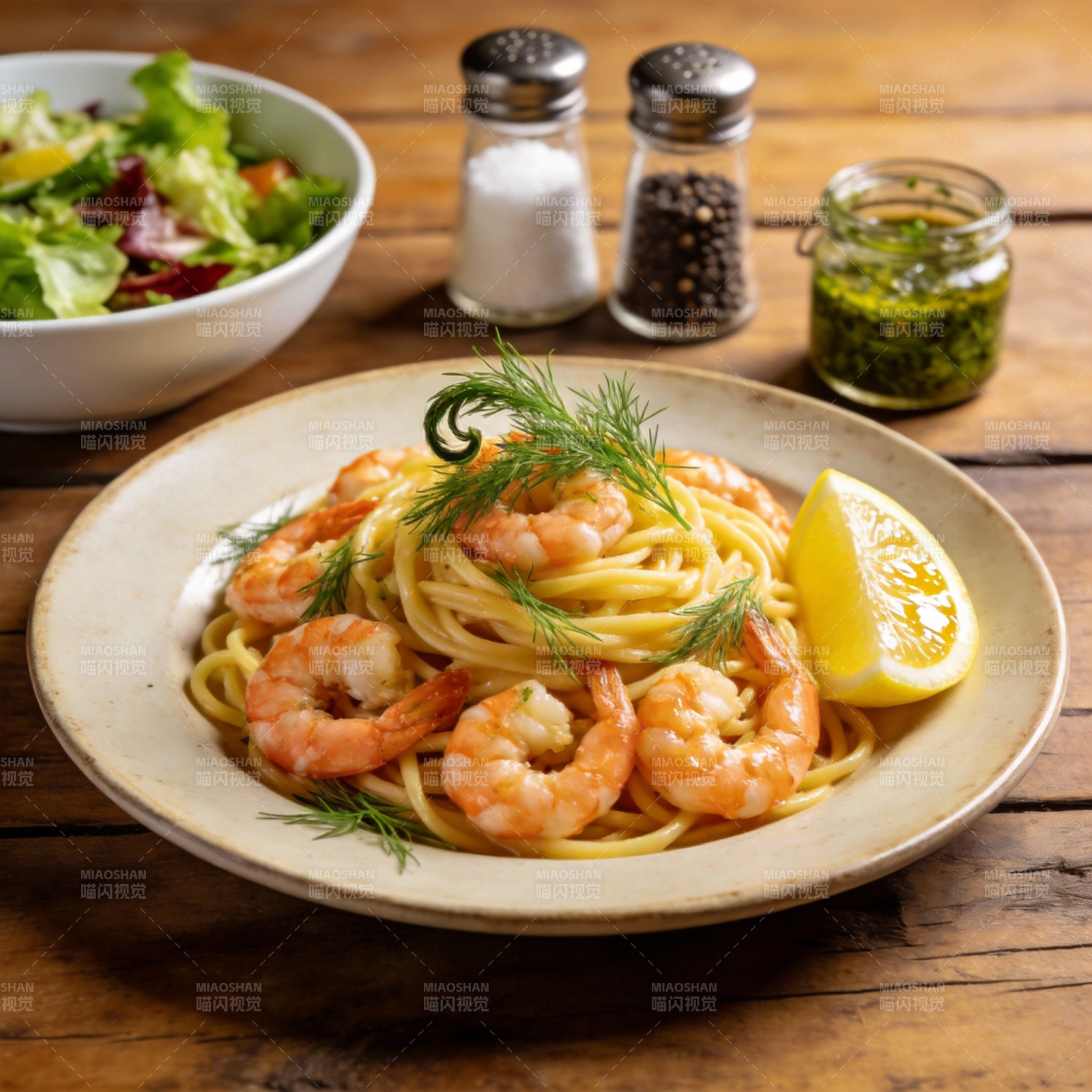 虾仁意面配柠檬图片