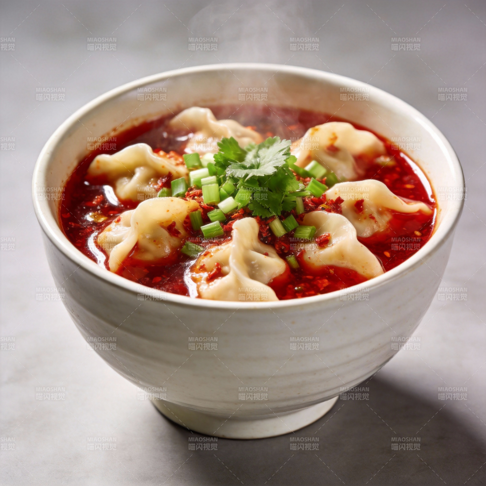 红汤饺子热气腾腾图片