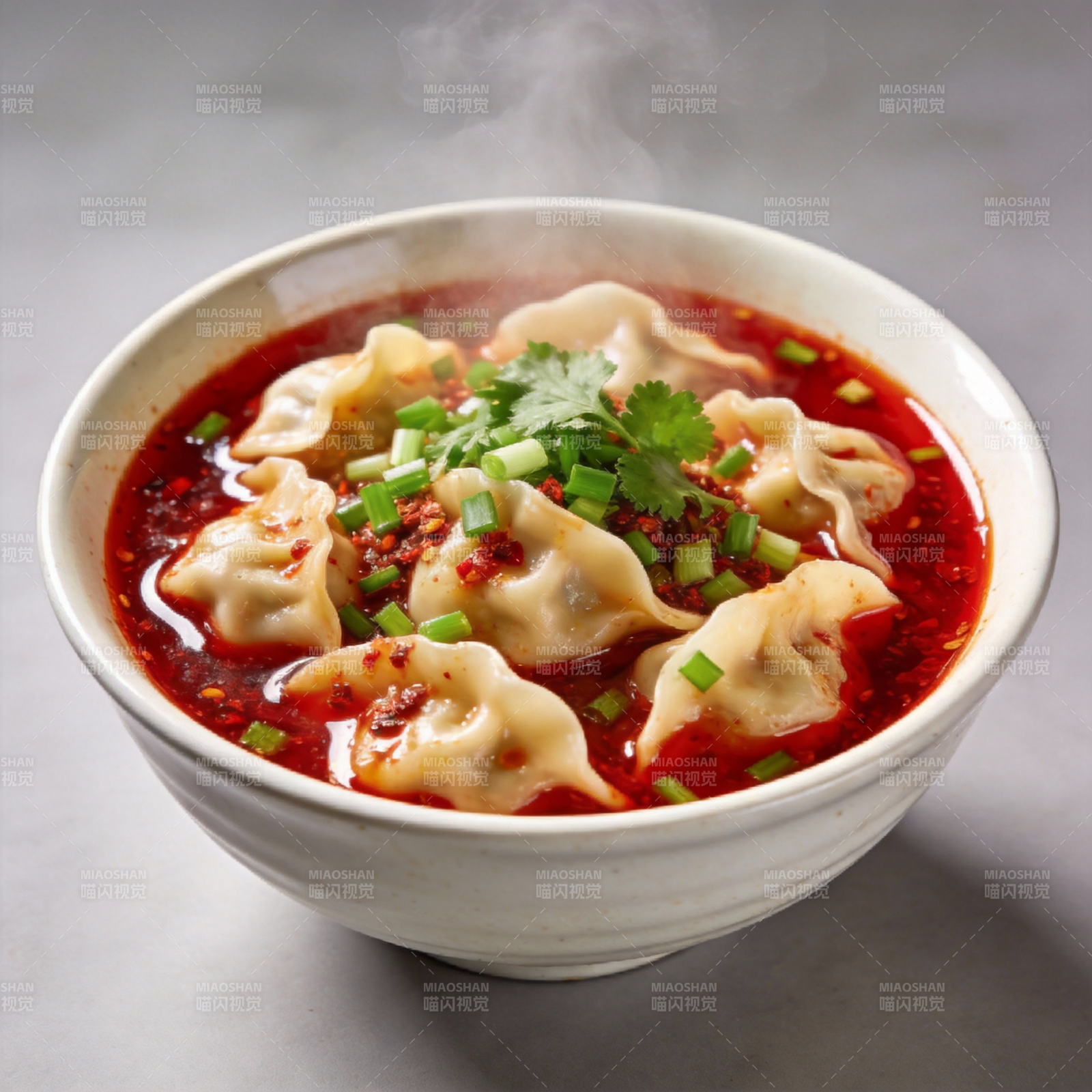 红油抄手热气腾腾图片