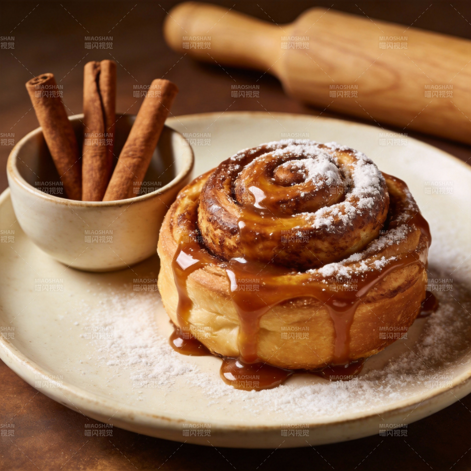 肉桂卷配糖霜图片