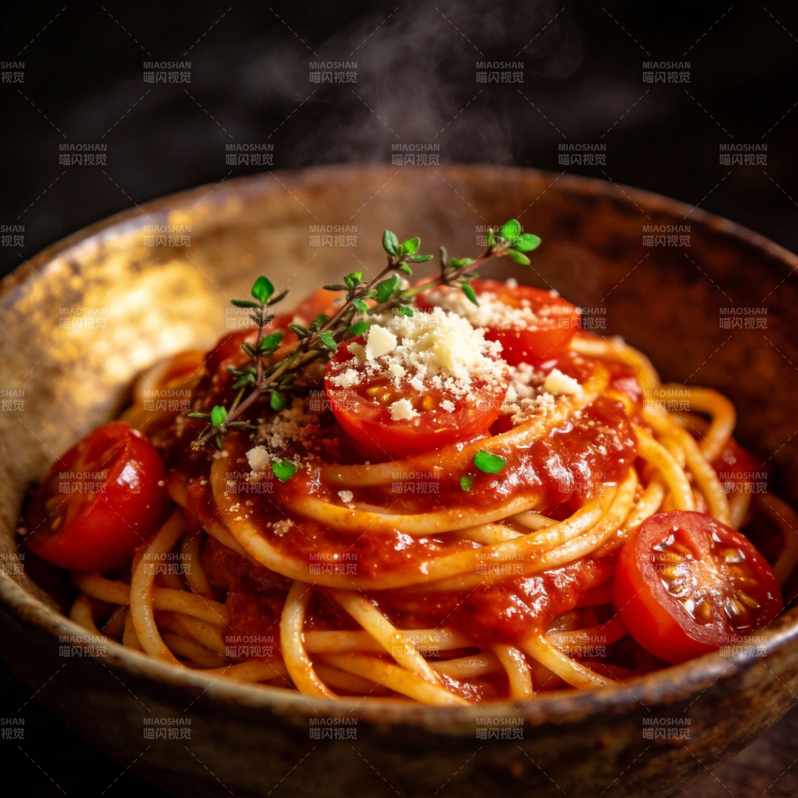 热腾腾的番茄意面图片