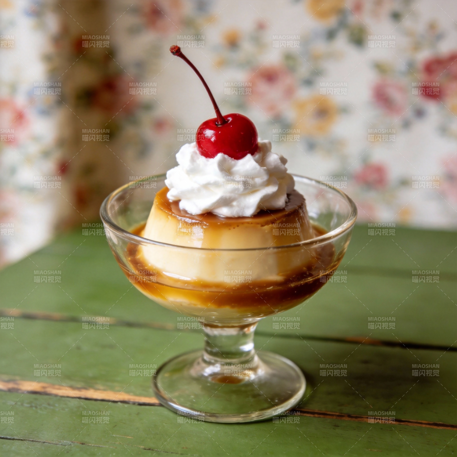 焦糖布丁配樱桃图片