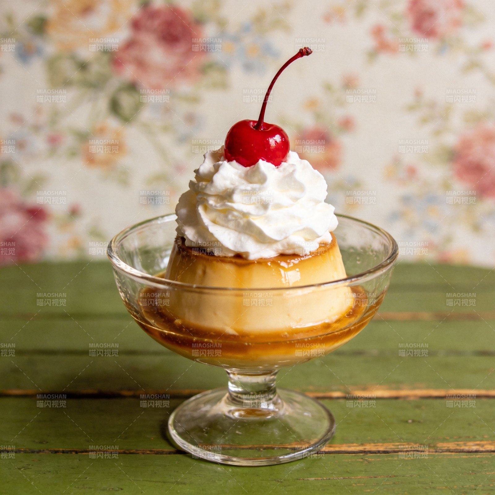 焦糖布丁配樱桃图片